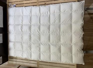 Light/light down Feather weight 600g Total weight 1,280g Ultra-light plain weave fabric (made in Germany) x 95% Hungarian white mother goose (down power 440)